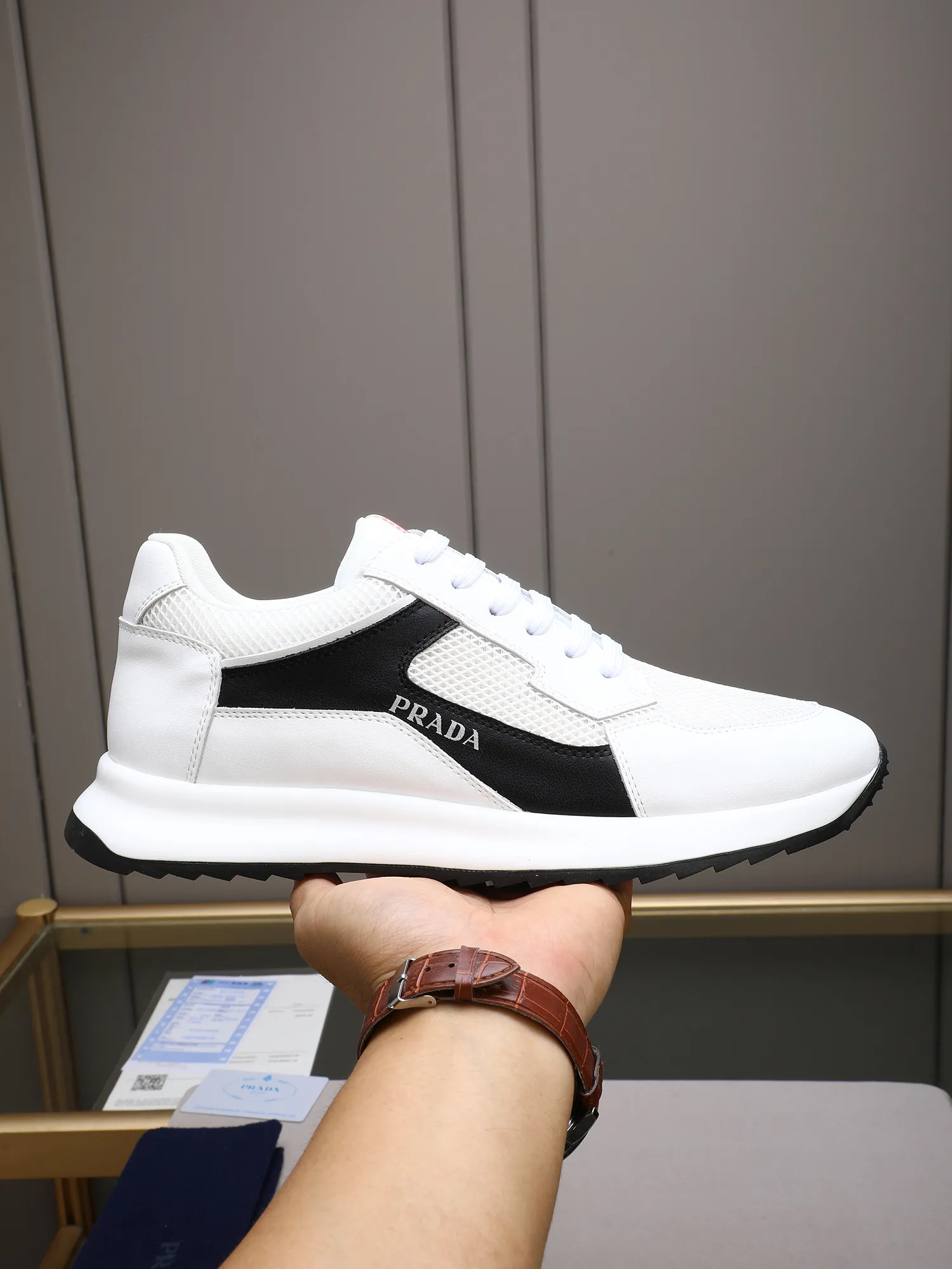 Men's shoes 💰460 Prada/Prada's new men's casual sports shoes, low-top lace-up sports shoes, fashionable and generous style, made of first-layer cowhide stitching and breathable mesh, soft, comfortable and breathable, tongue letter LOGO, finely crafted details, lightweight foam sole, fashionable and versatile! Size: 38-44 (45 customized)